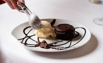 Phi Hotel Astoria - Housity