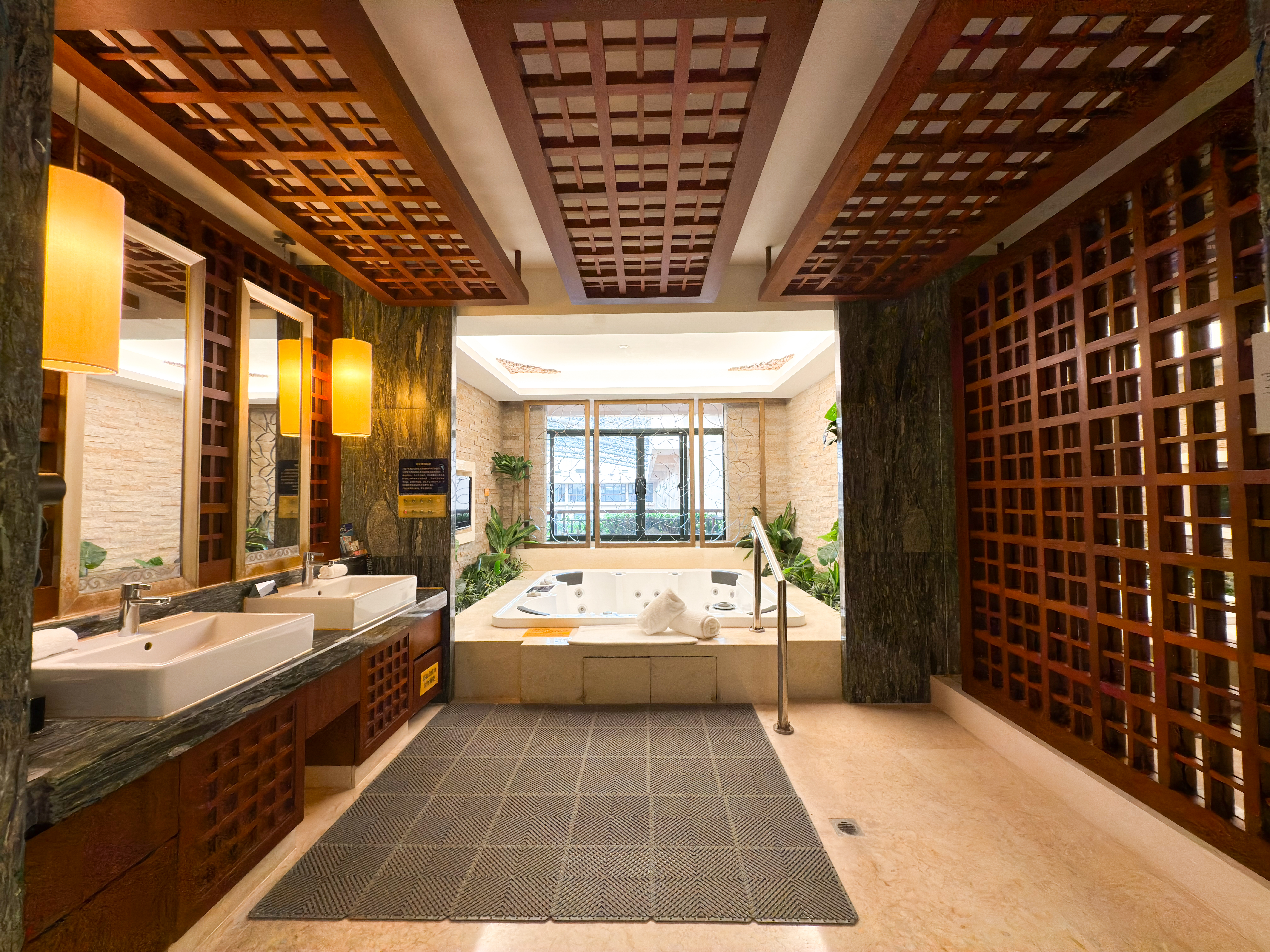 温泉双卧室豪华套房（观景阳台+大浴缸+湿蒸房+1淋浴）