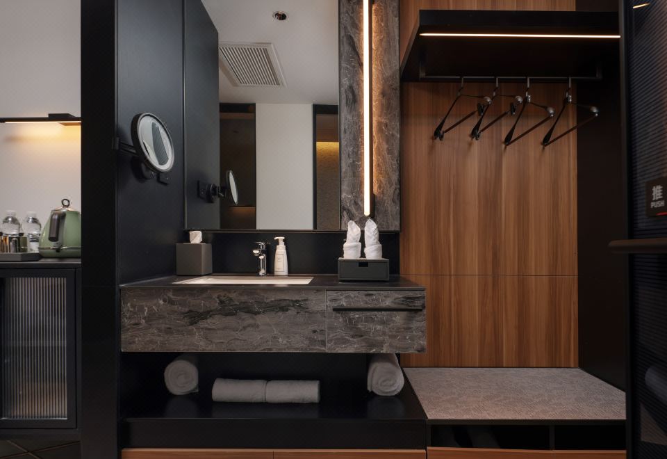 Queen Room With City View