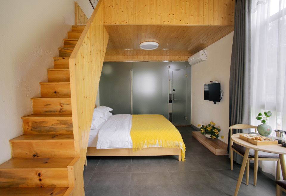 Exquisite Light-Filled Duplex Loft Family Room (Kohler Sanitary Ware, Latex Mattress)