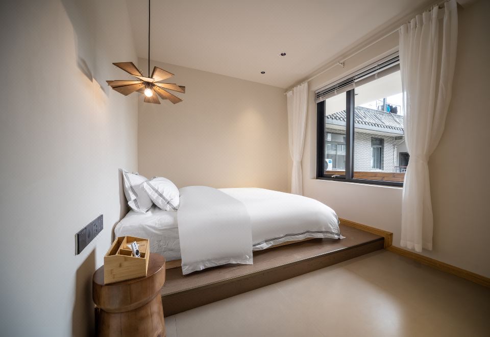 Qingcheng Mountain Qingwu HomestayMountain View Projection Suite (Central Air Conditioning + Whole House Floor Heating)