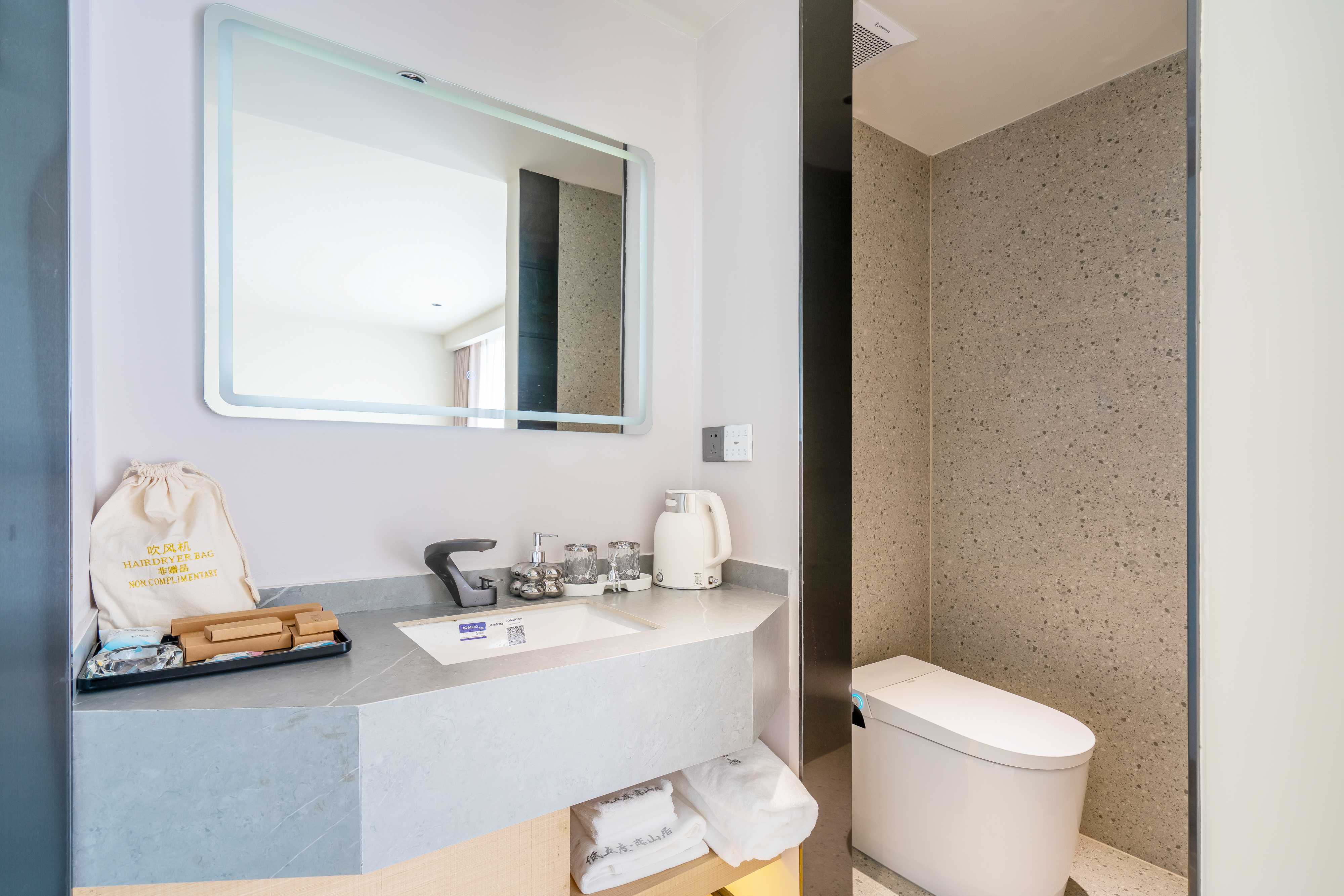 Queen Room With Courtyard View