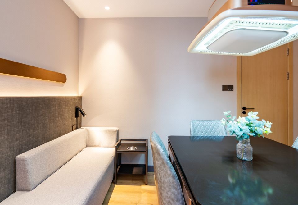 影音套房「樂享一居室+百寸高清巨幕私人影院+SVIP影視暢享+語音客控+棋牌娛樂」