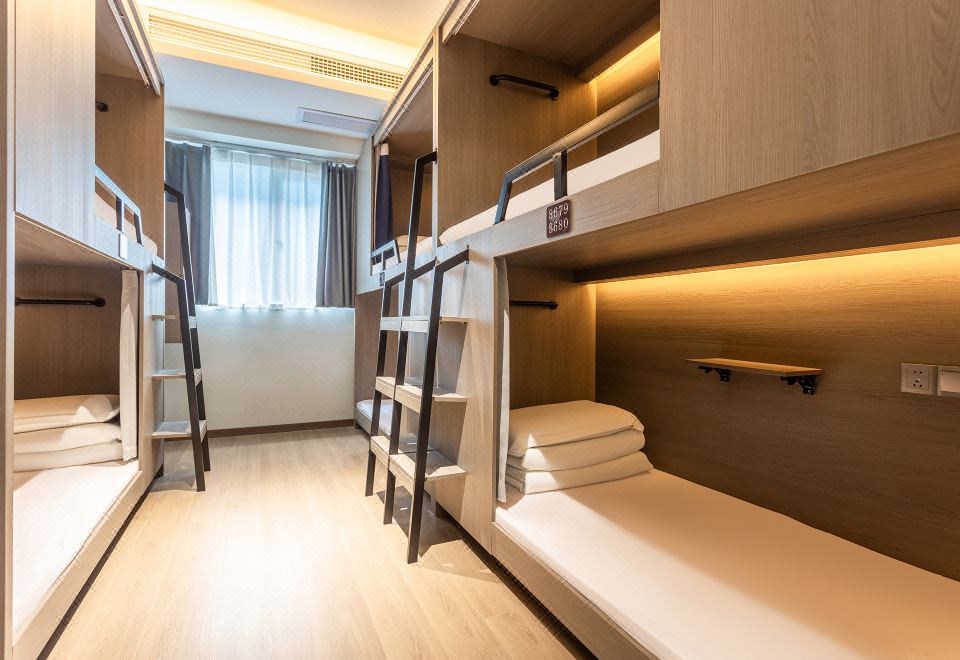 Likeyou男生六人間「負離子吹風機+品牌洗護+大廳觀影」