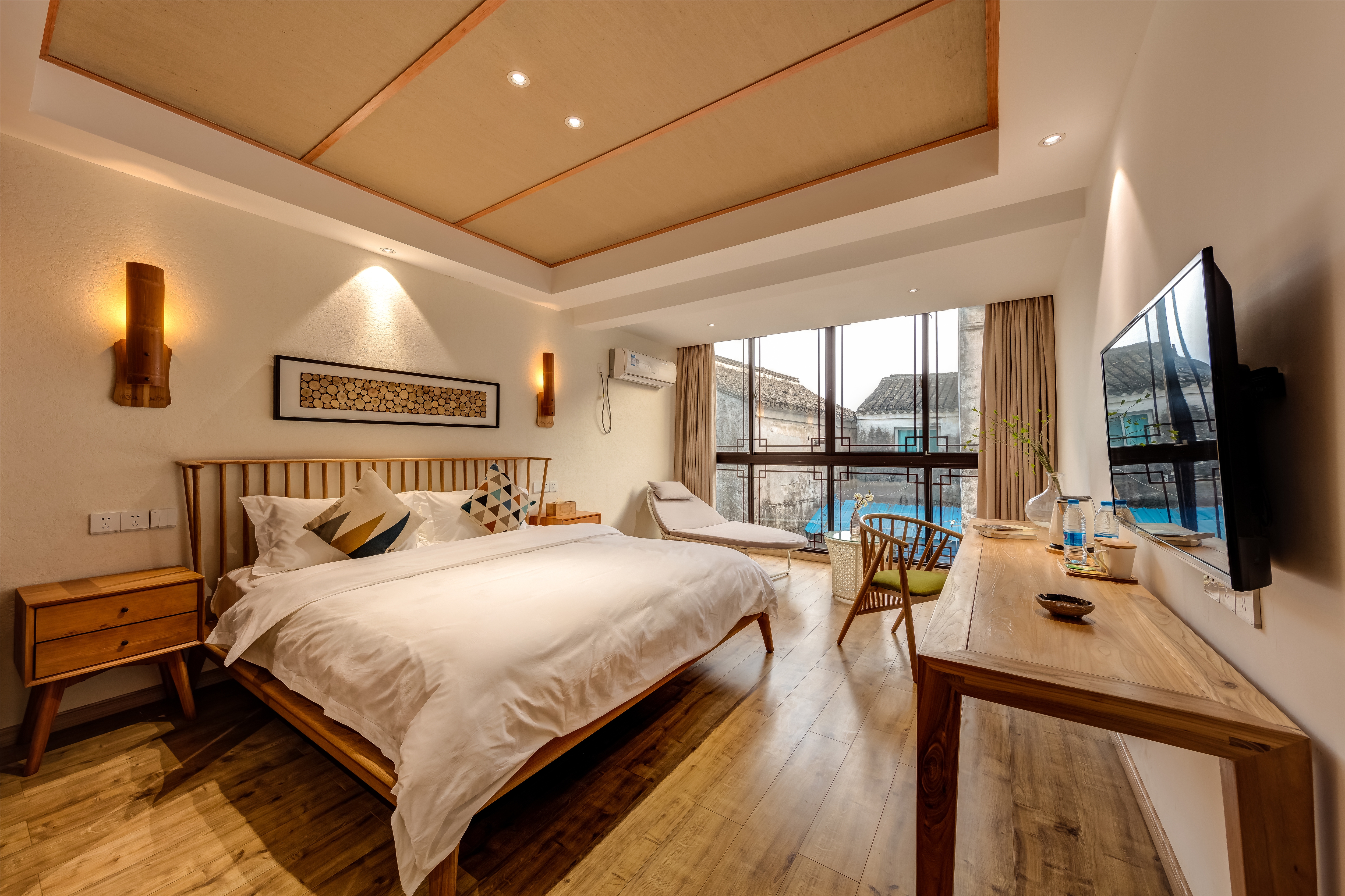 黄花梨轻奢大床房