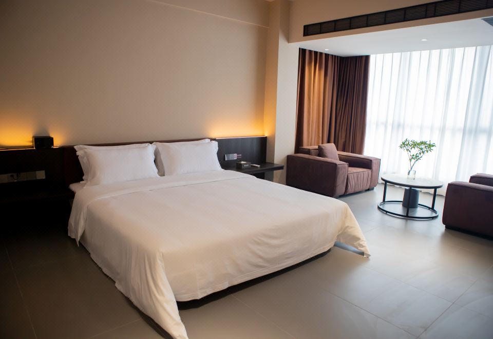 豪華大床房（超大床墊+會客沙發+超大幕投影）