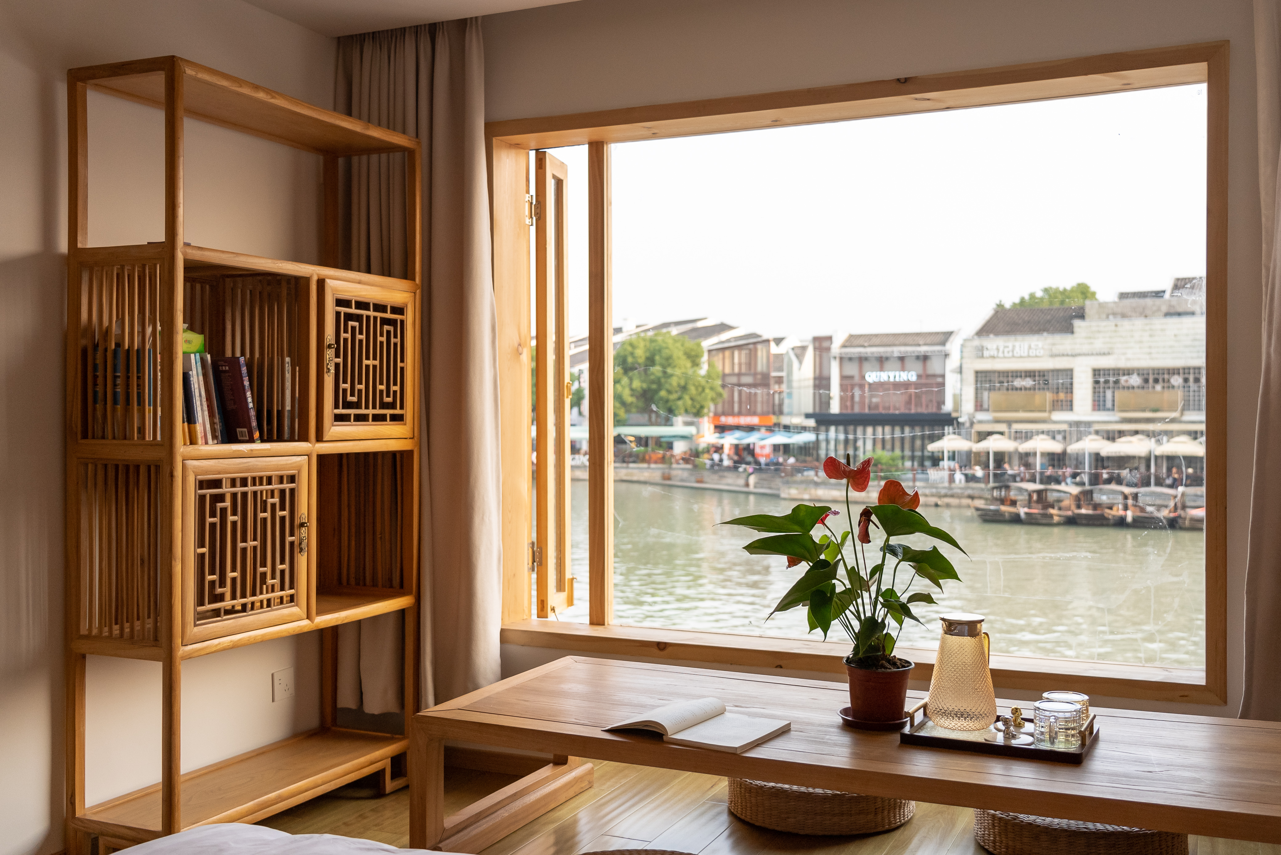 东井·榻榻米房丨小冰箱+高清电视+古桥河景