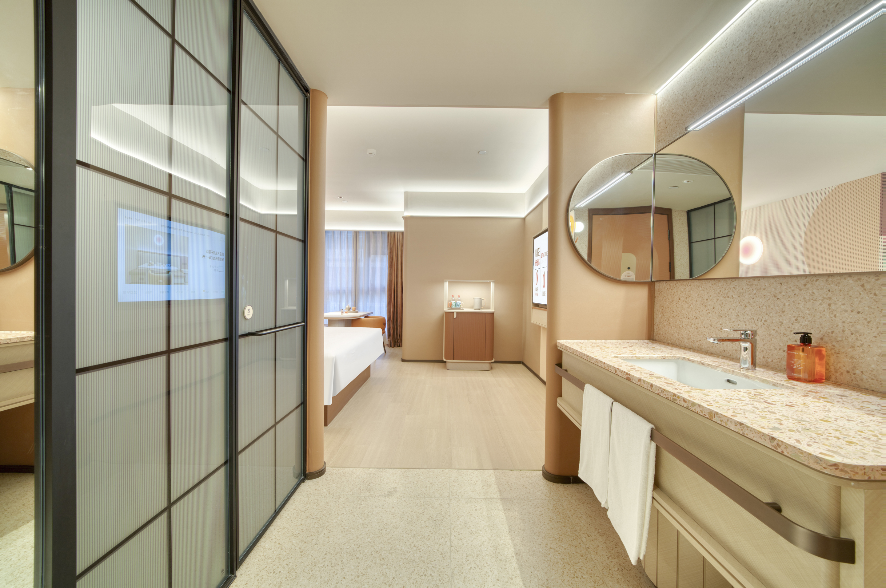 精选大床房（小冰箱+65寸电视投屏+四种灯光亮度）