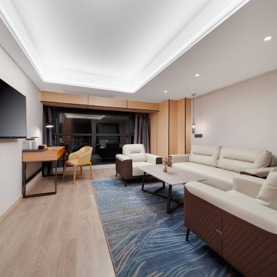 樸居丨尊享豪華會客大套房「180°觀景-會客廳-智能客控-辦公桌-乾濕分離衛生間-零壓床墊-高品質輕柔床品」 貴陽斯邁卡爾頓飯店（觀山湖區貴陽北站店）優惠