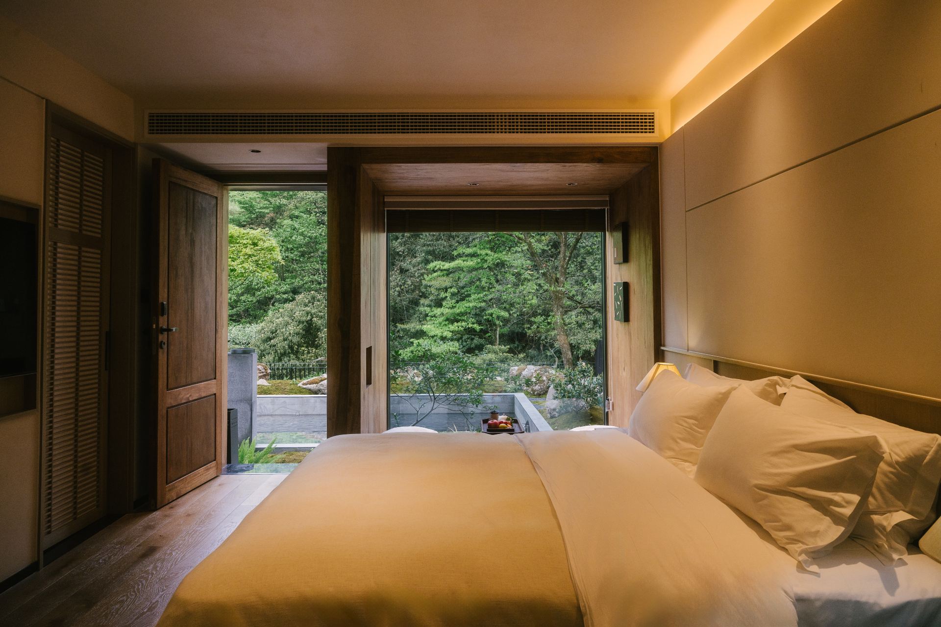 Shanyue Ji Poolside Garden Mountain-View Private Hot Spring Double Bed Room
