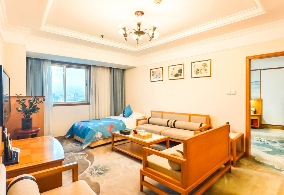 歡聚家庭房（卡通布置+沙發茶幾+浴缸+小冰箱）