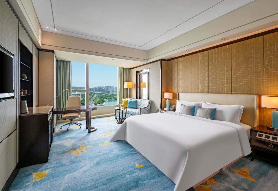 尊贵湖景大床房