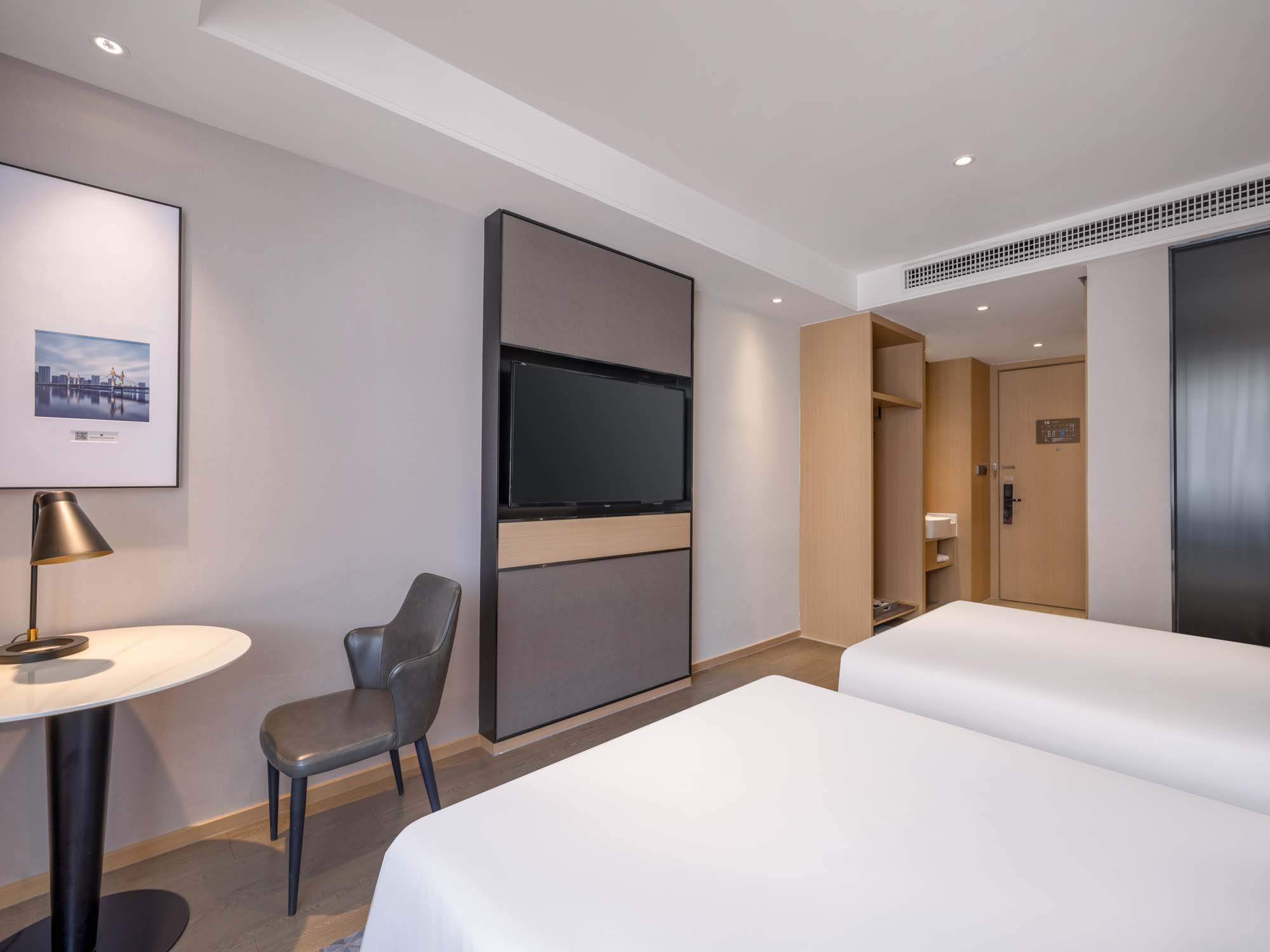 Holiday Inn Express Zhuhai Grand Theater by IHG高级双床房（65寸电视+可手机投屏+冰箱+办公桌椅）