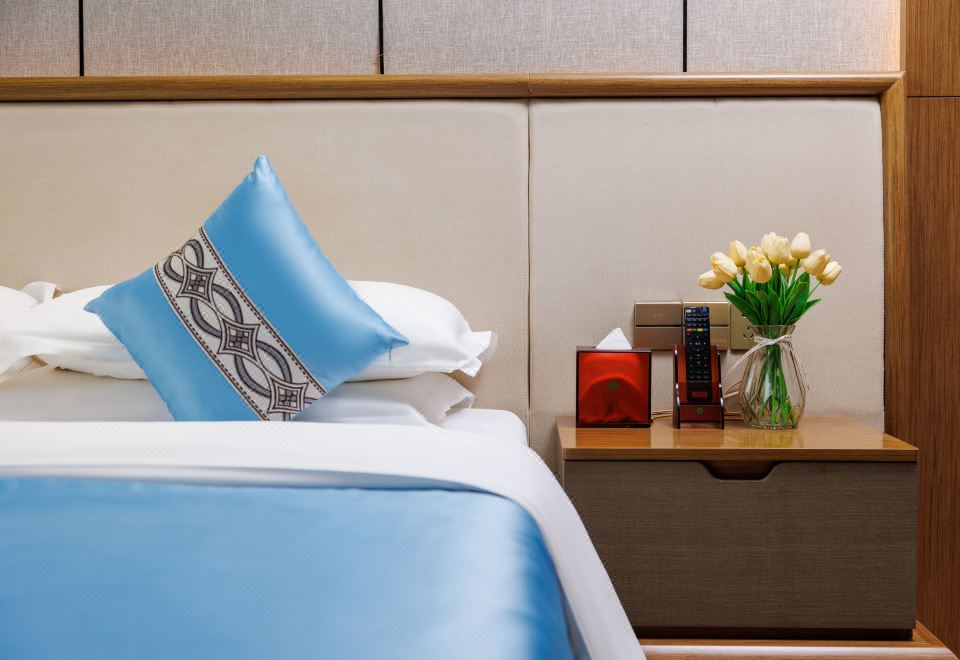 Queen Room With View