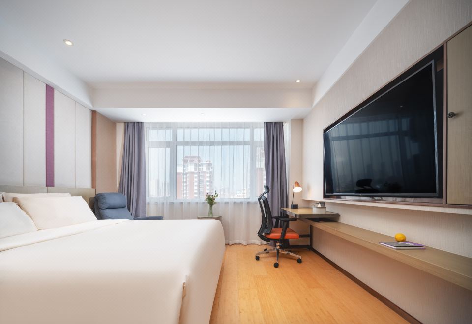 雅致大床房（手机投屏+智能窗帘）