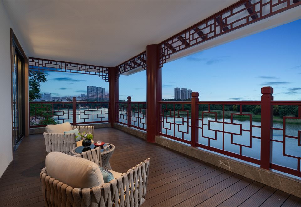 天鹅湖豪华套房（超大阳台+湖景）