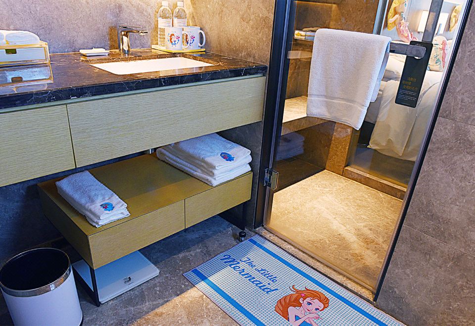 Courtyard by Marriott Shanghai HongqiaoMermaid Family Twin Bed Room