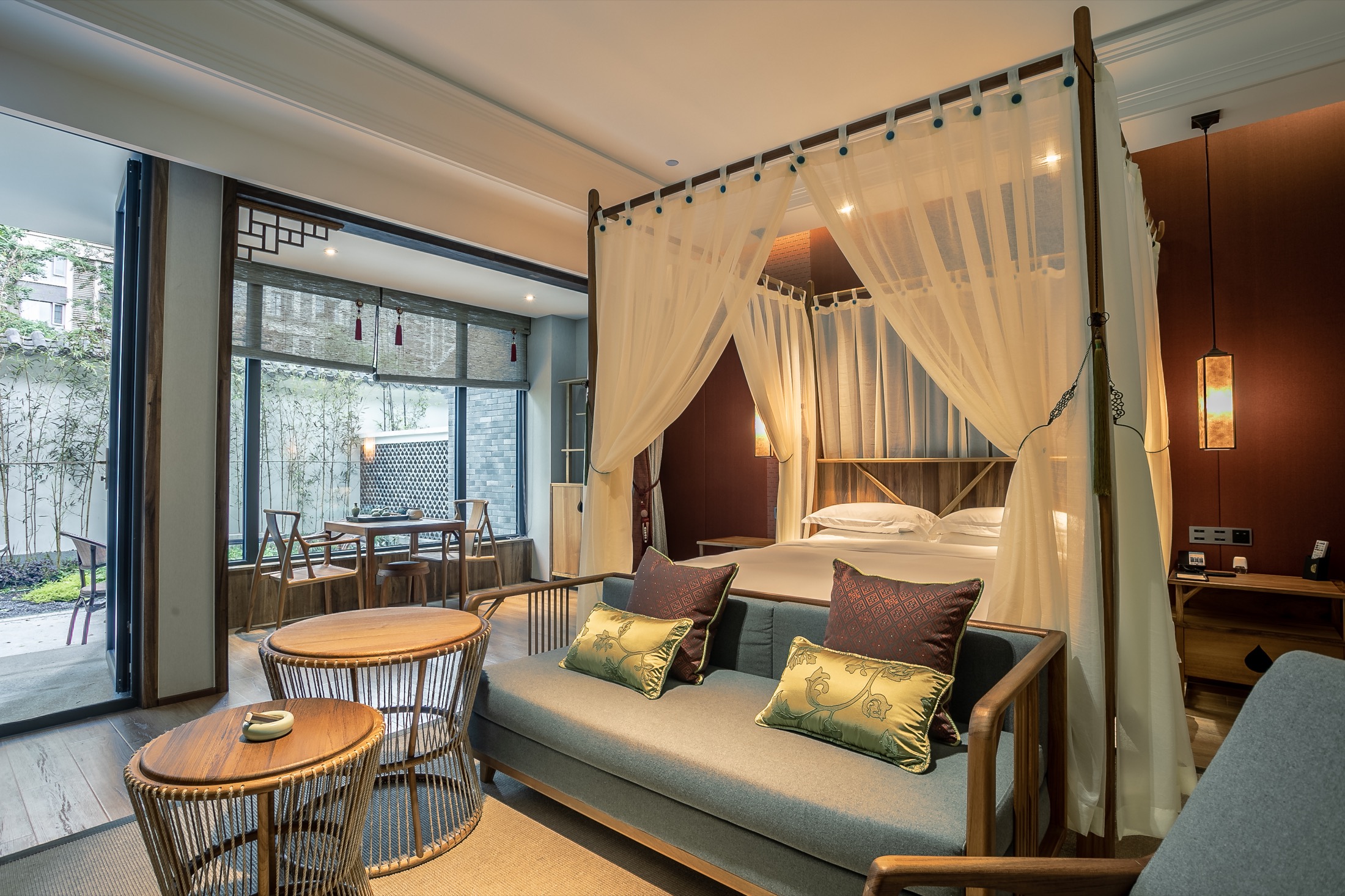 Courtyard Queen Room