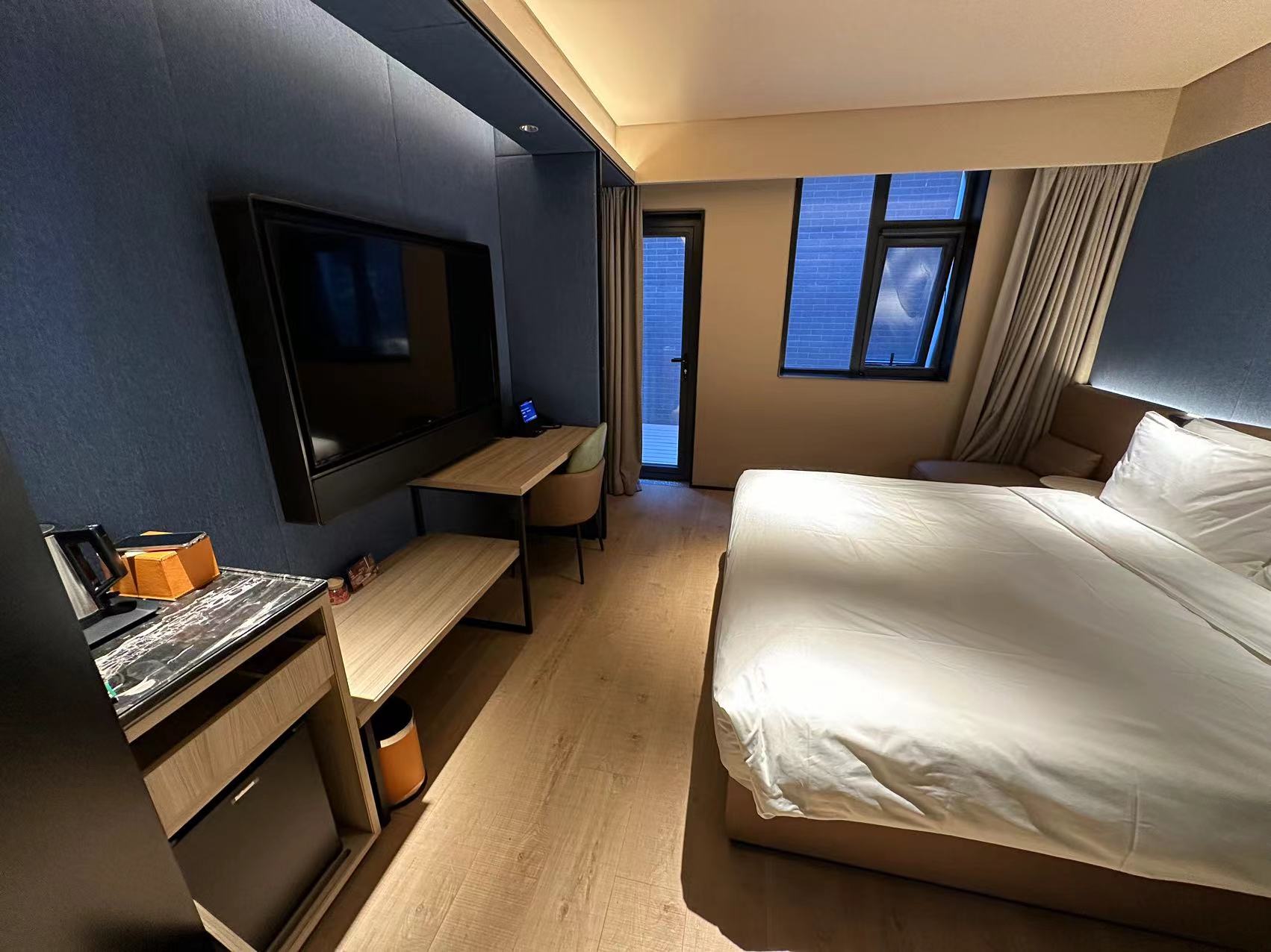 行政大床房（小冰箱+智能客控+手機投屏）