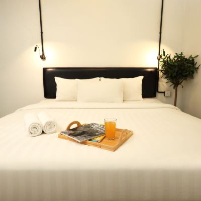 Atari King Without Window Kupon Suite 18 Boutique Hotel - Hostel