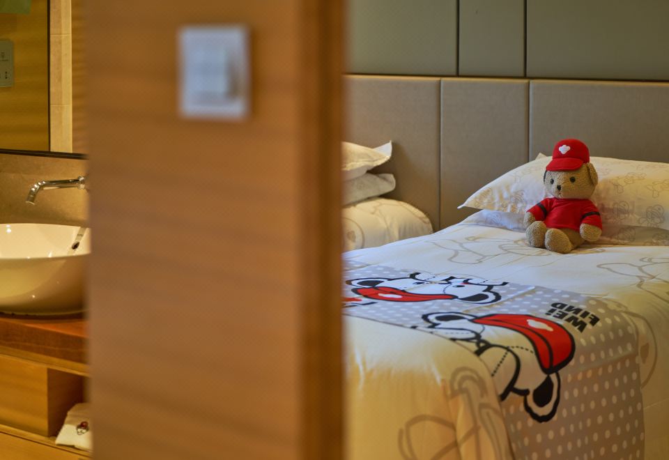 Cheery Canal Hotel HangzhouTeddy Collectible Twin Room