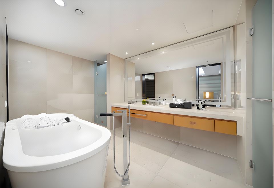 Lia! By Minyoun Chengdu Rezen Hotel (Chunxi Taikoo Li Store)Tranquil Quadruple Suite (Two Double Beds, Double Vanity, Bar, Bathtub)
