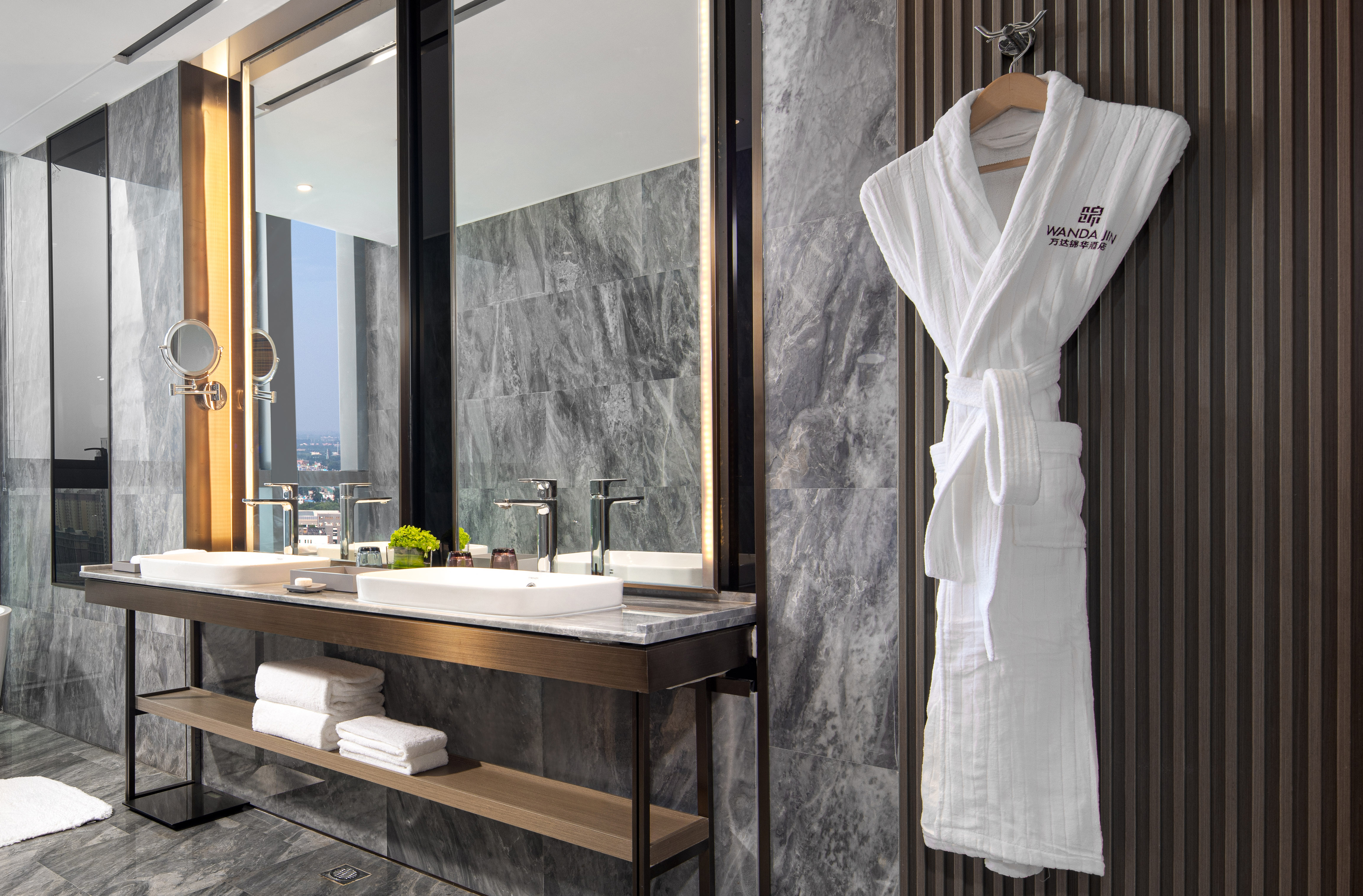 高级豪华双床房（繁华街景+落地窗+AccaKappa洗护）