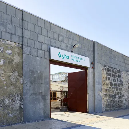 YHA Fremantle Prison Отели в г. Фримантл