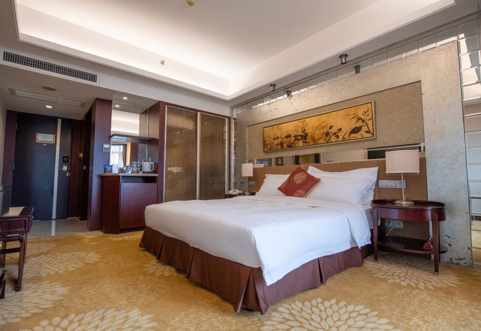 高级大床房【海边城景+办公桌】