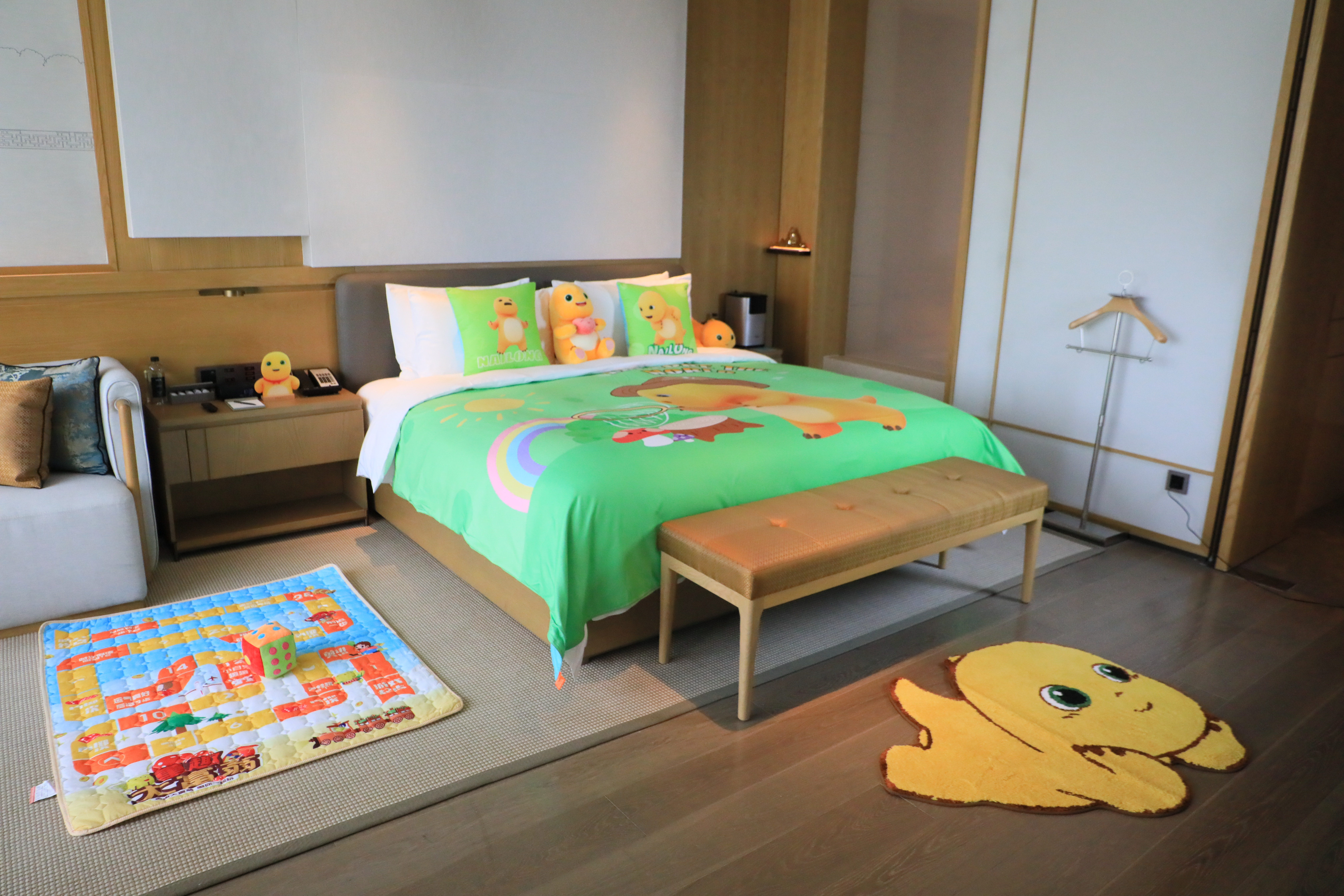 奶龙-探索世界主题湖景亲子房