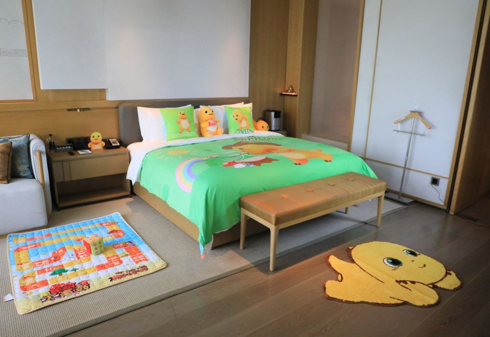 奶龙-探索世界主题湖景亲子房