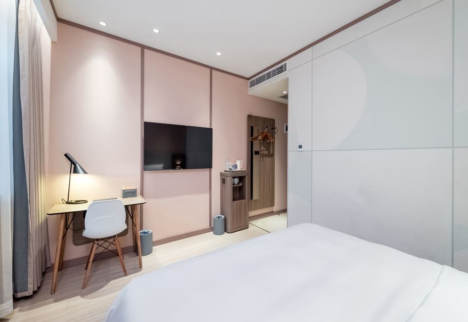 HanTing Hotel (Beijing Qianmen Street)Superior Queen Room