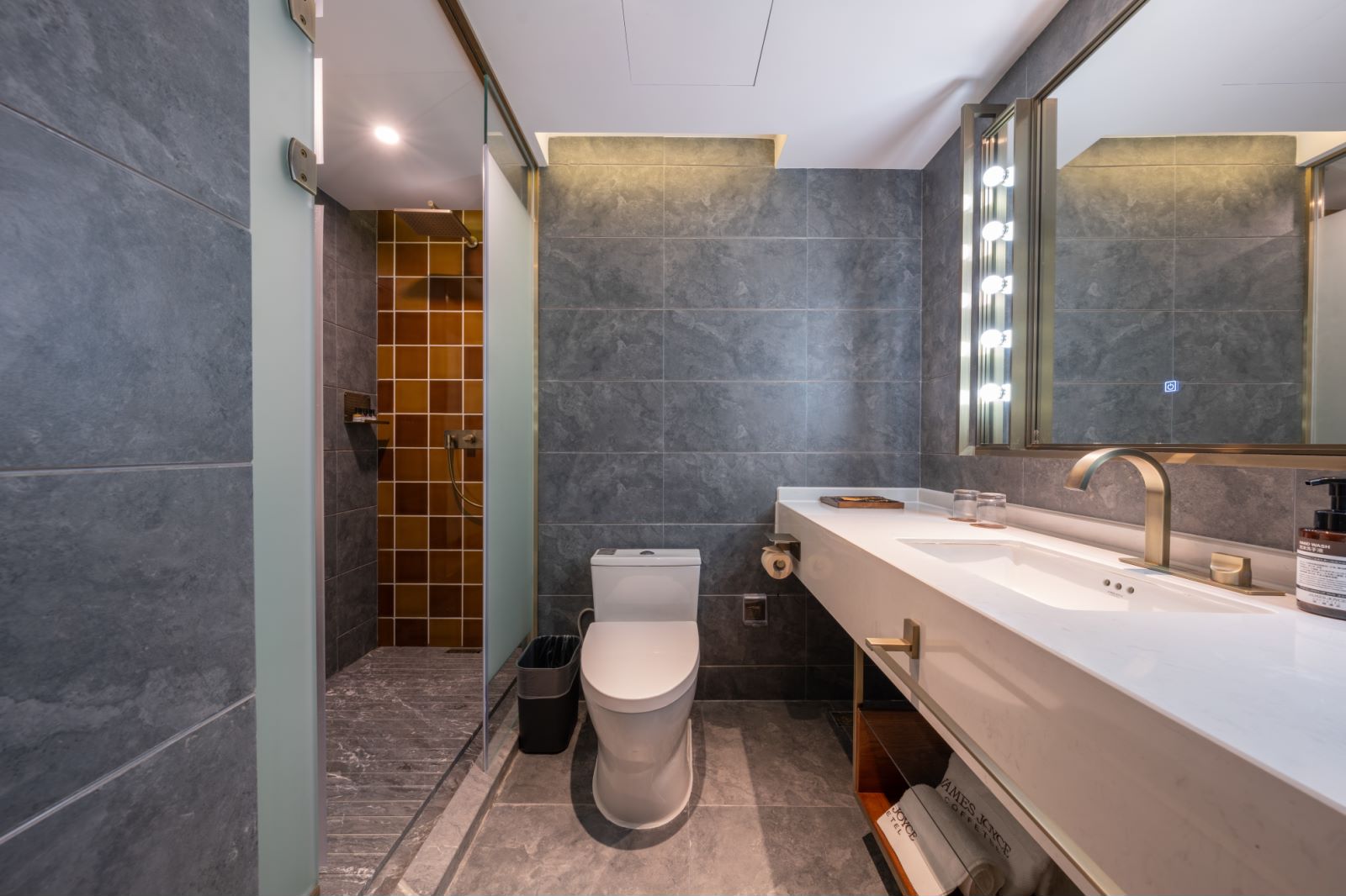 啡凡海景大床房（投屏+侧面看海）