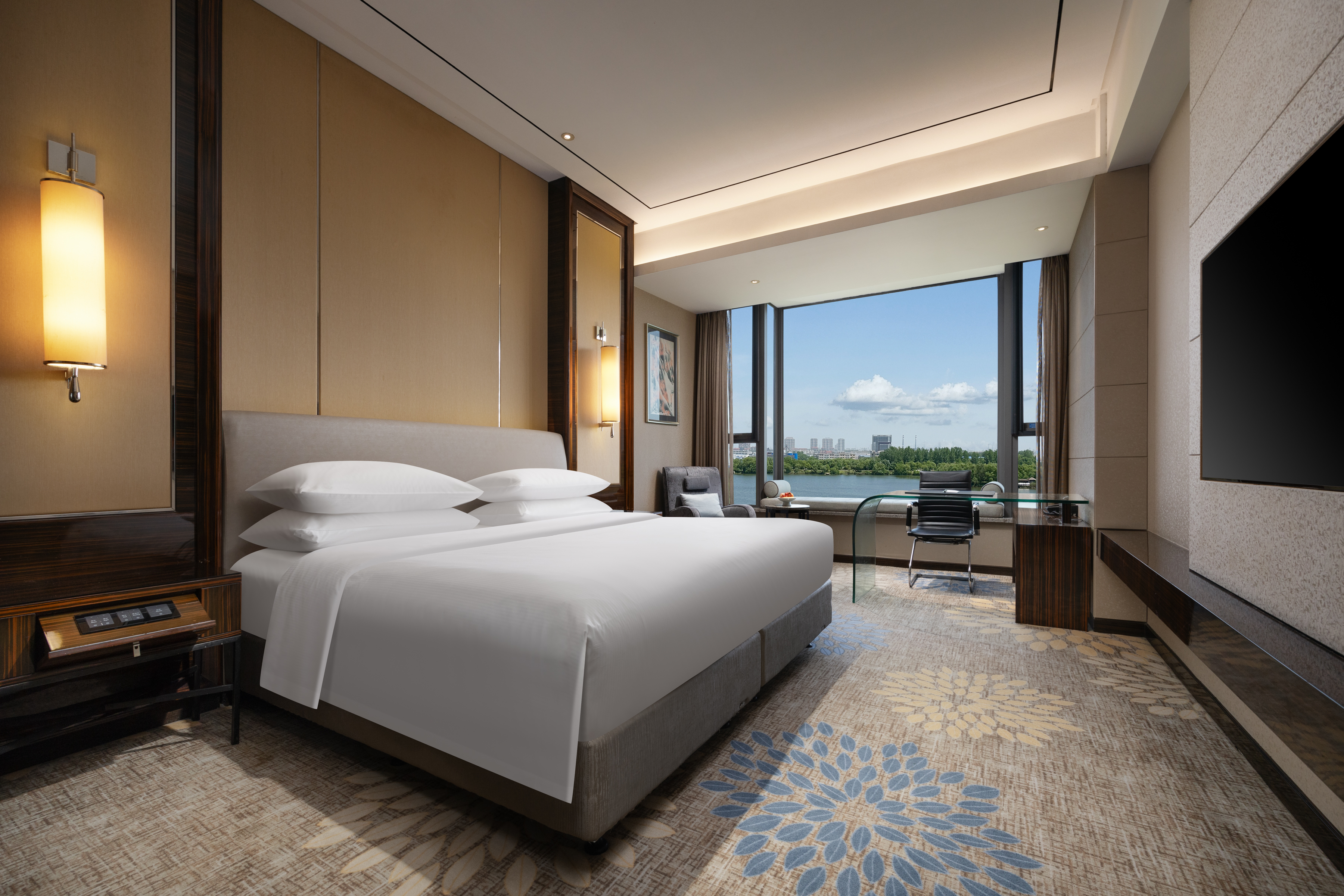 豪华湖景大床房