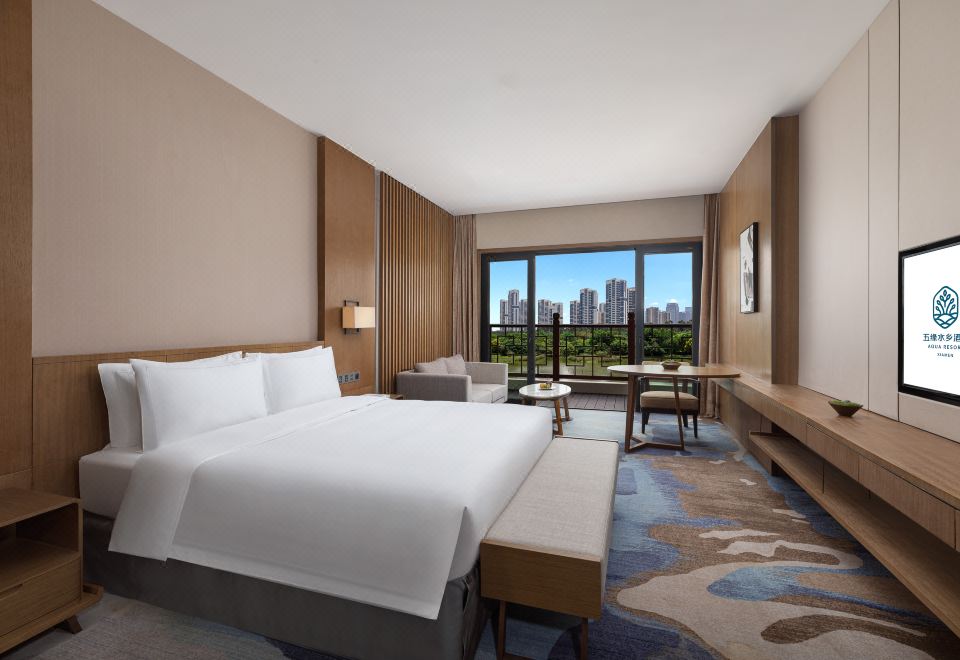 天鹅湖景尊贵豪华大床房（露台+湖景）