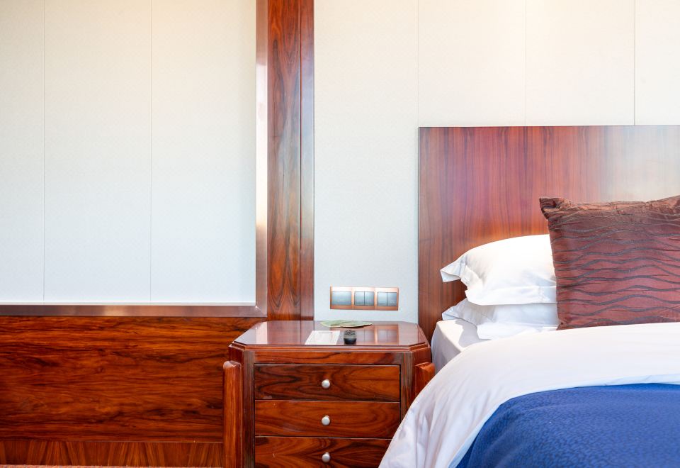 Zhongle Six Star HotelDeluxe Queen Room