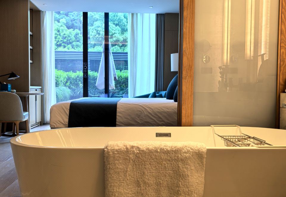 湖山庭院大床房