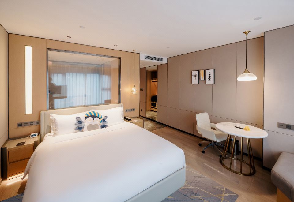 豪华大床房-双台洗漱，尊享私密旅居空间