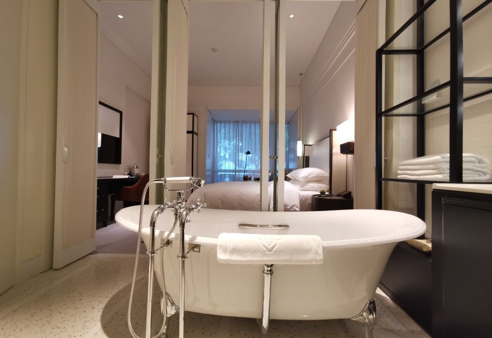 Jinling ResortLakeside Garden Double Bed Room