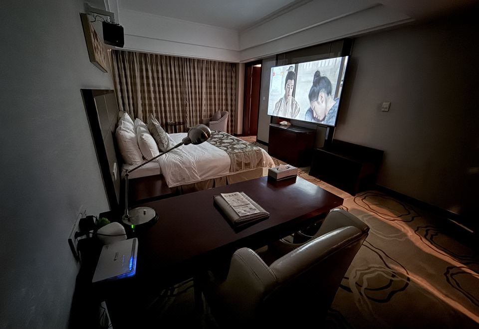 巨幕影音大床房（100寸巨幕高清影音+小冰箱）