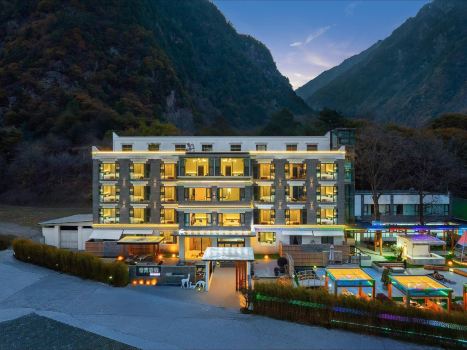 Qinghe Ruijin Private Soup Hot Spring Hotel (Li County Bipenggou Scenic Area Store)