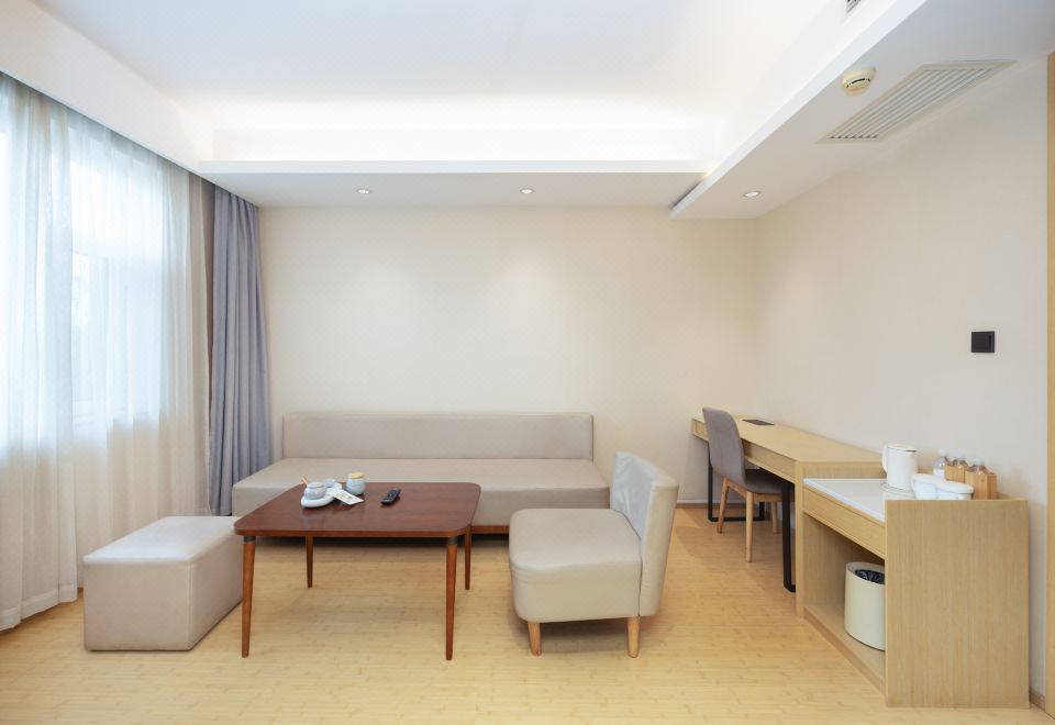 家庭房（65寸投屏電視+分體空調+地采暖+小童用品）