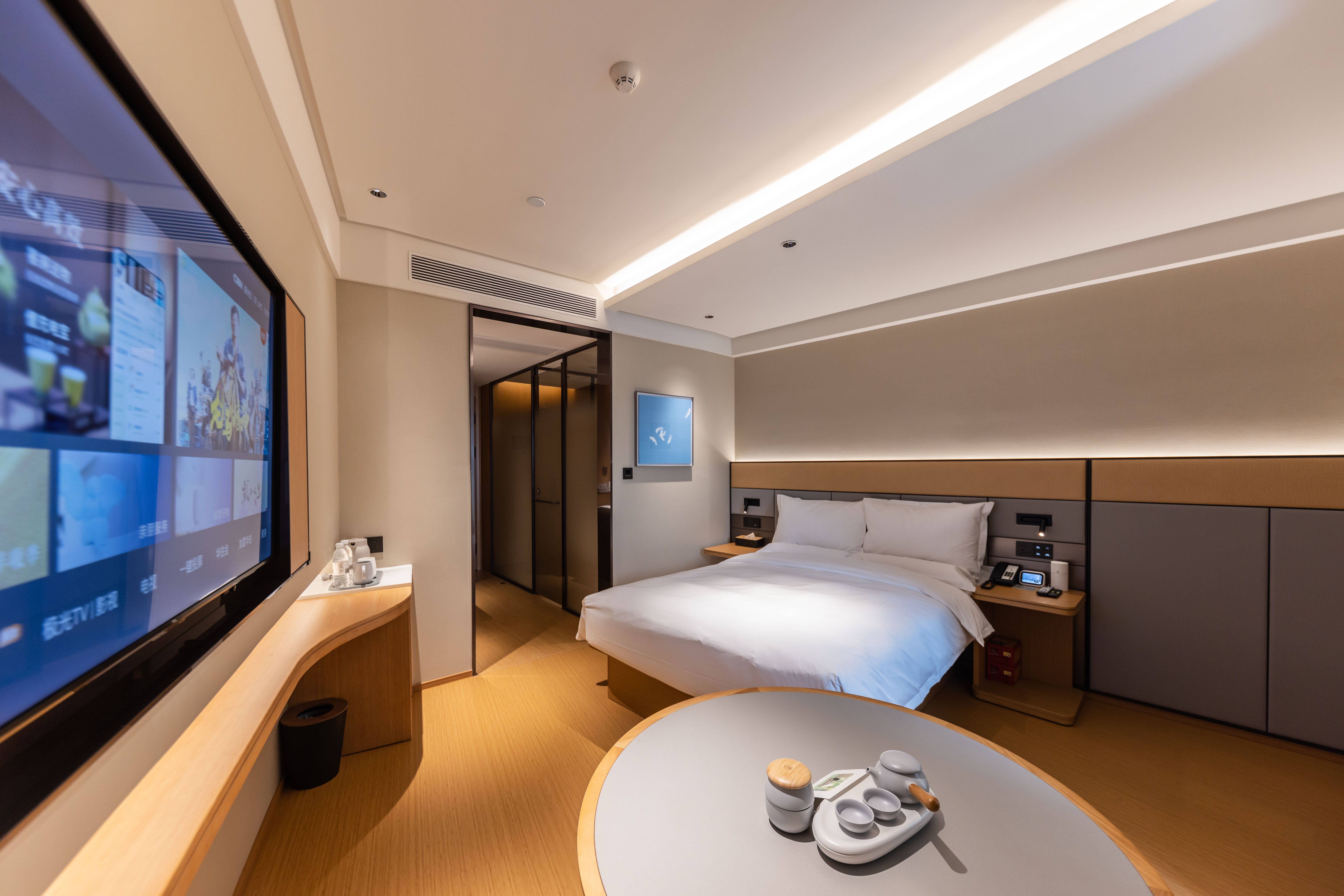 大床房【投屏电视+迷你冰箱+休闲茶具+品牌洗护】