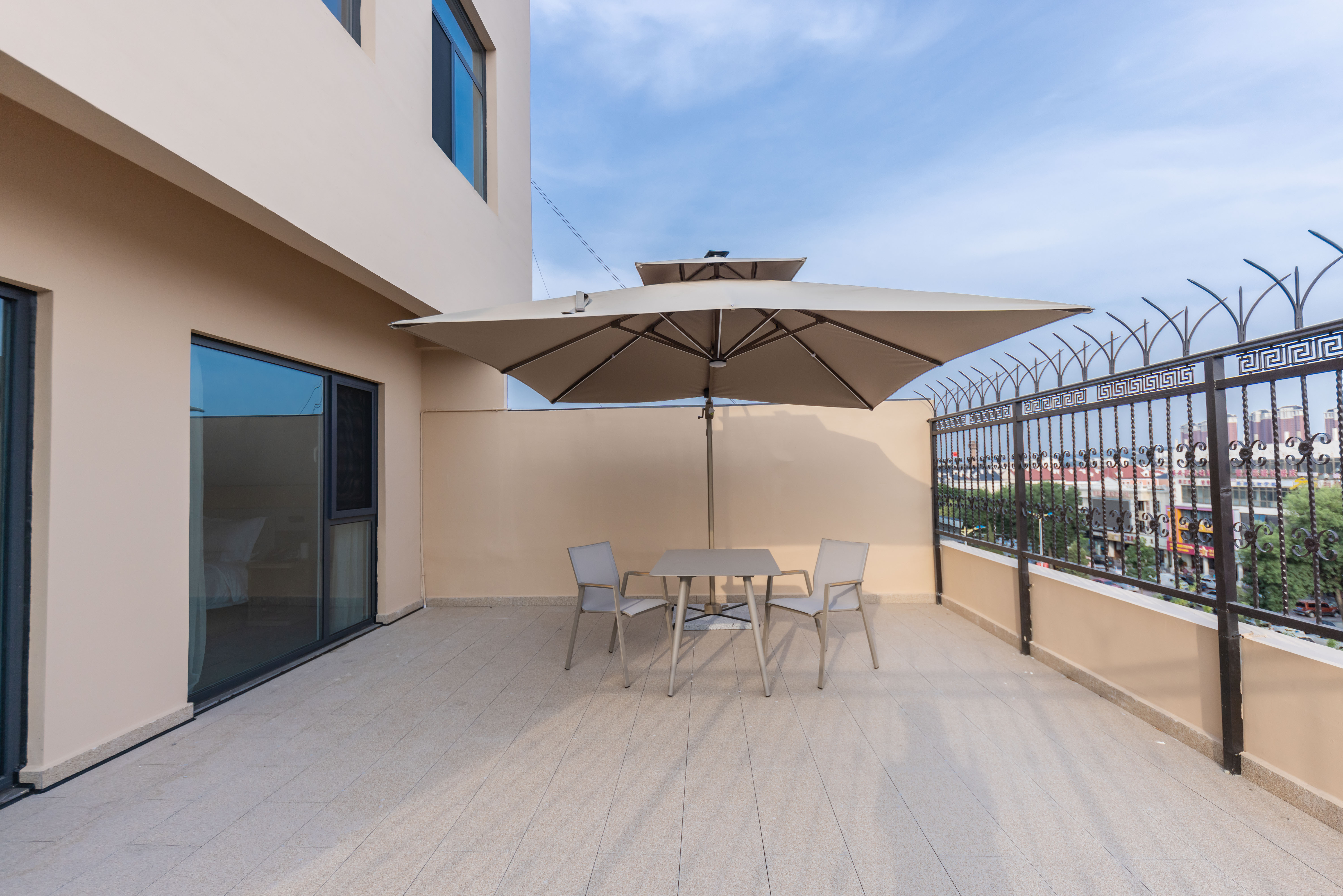 套房【超大露台+投屏电视+迷你冰箱+休闲茶具+2室1厅】