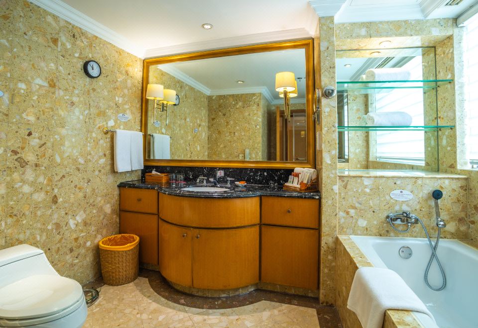 Crowne Plaza QingdaoUnderwater World Family Suite