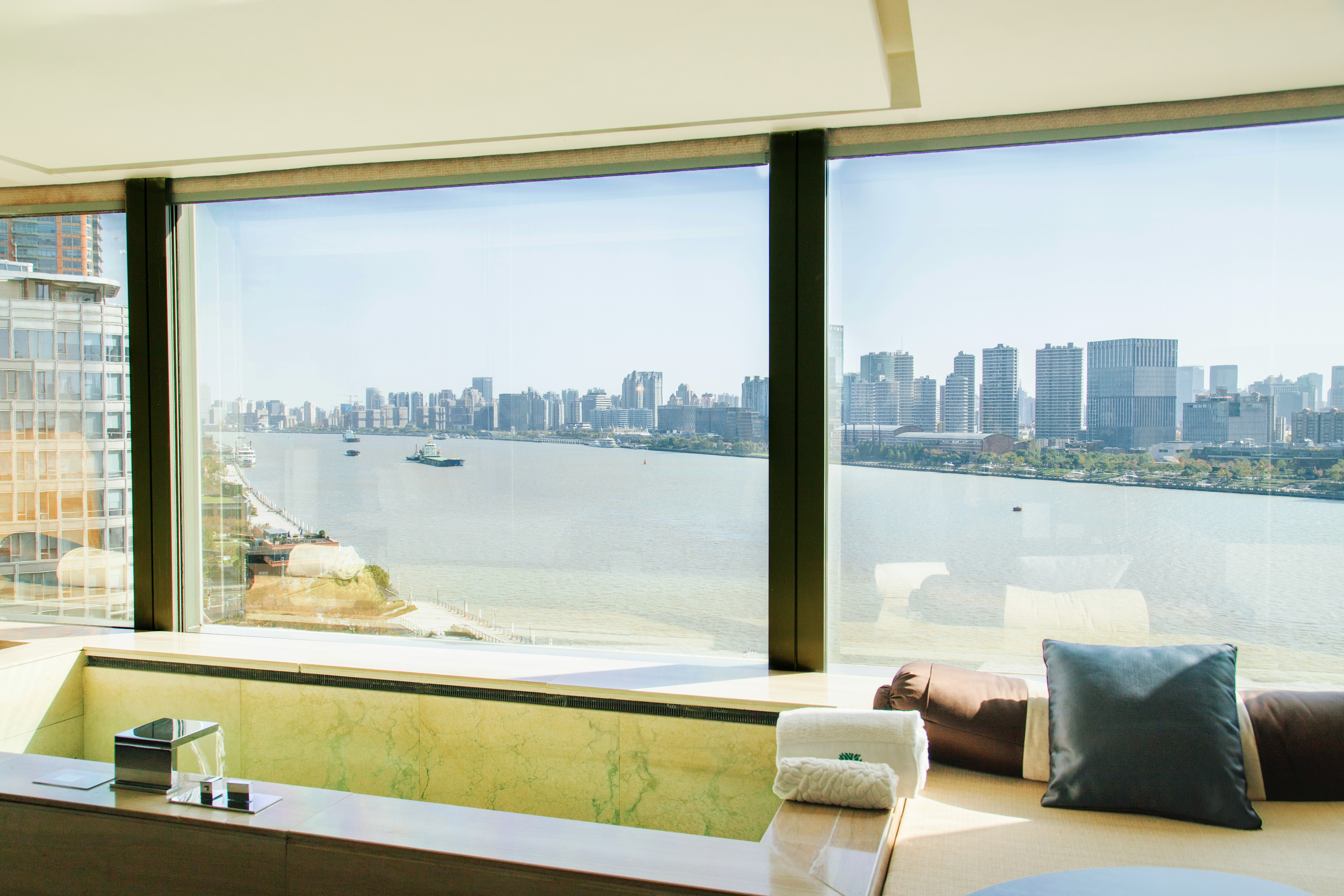 悦心池江景房|落地观景窗|特色长方形泡池浴缸