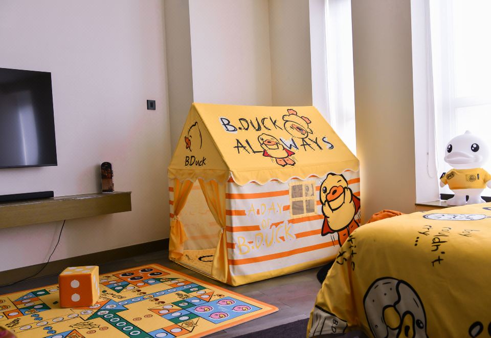两卧家庭套房IBDUCK小黄鸭主题房|巨幕观影