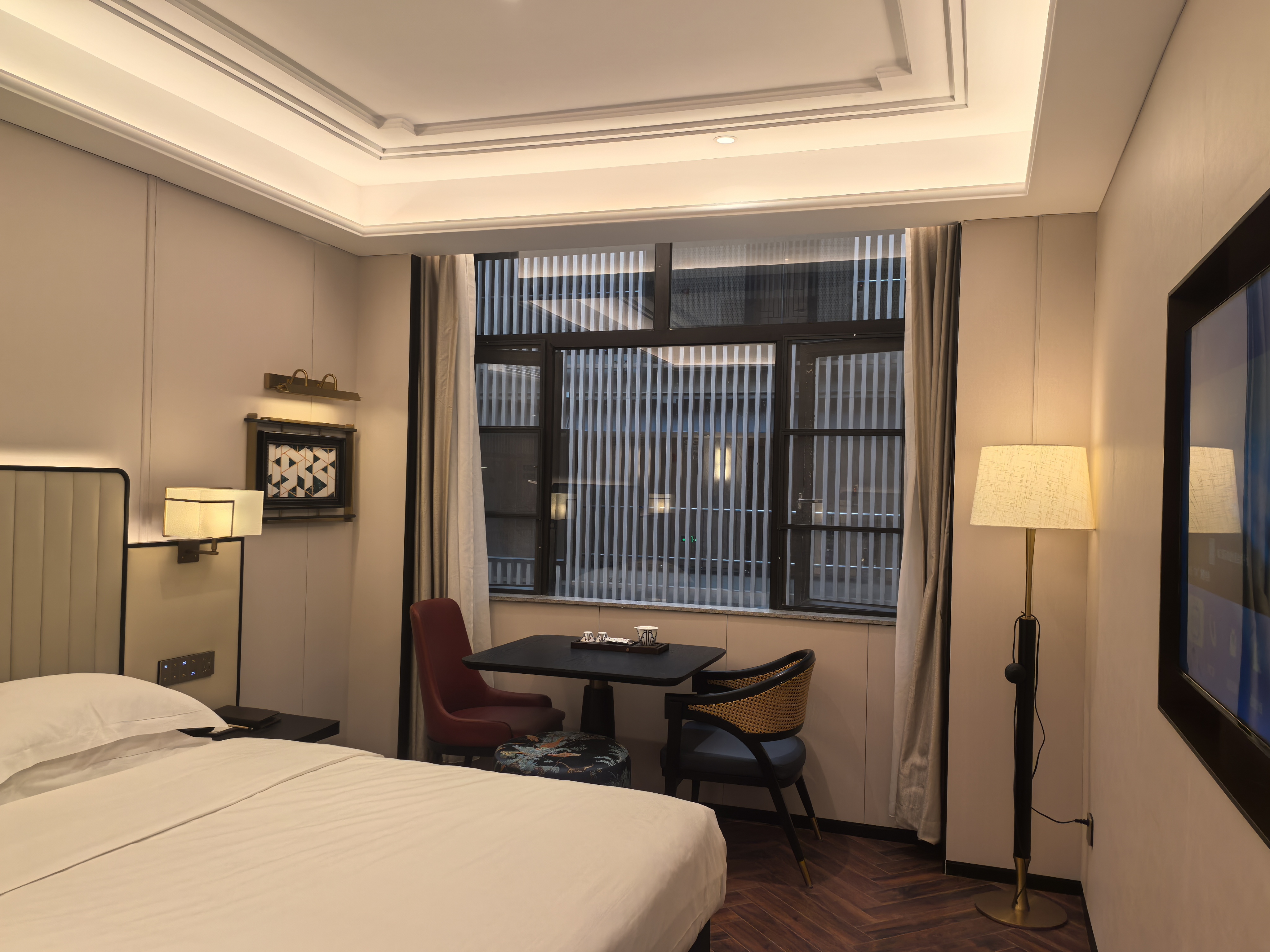 探索大床房（泡茶茶具-智能控制-乳胶枕）