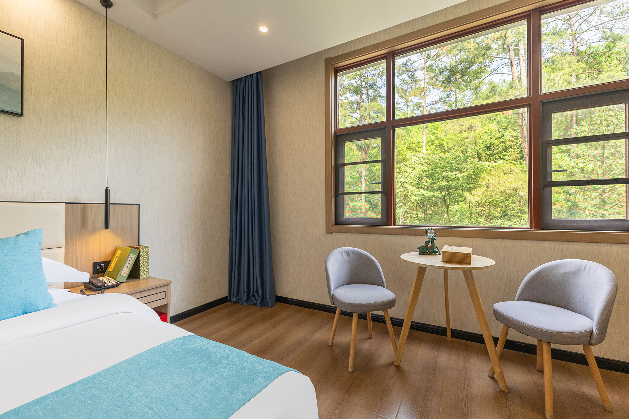 高级大床房（阳光通透+休闲椅）