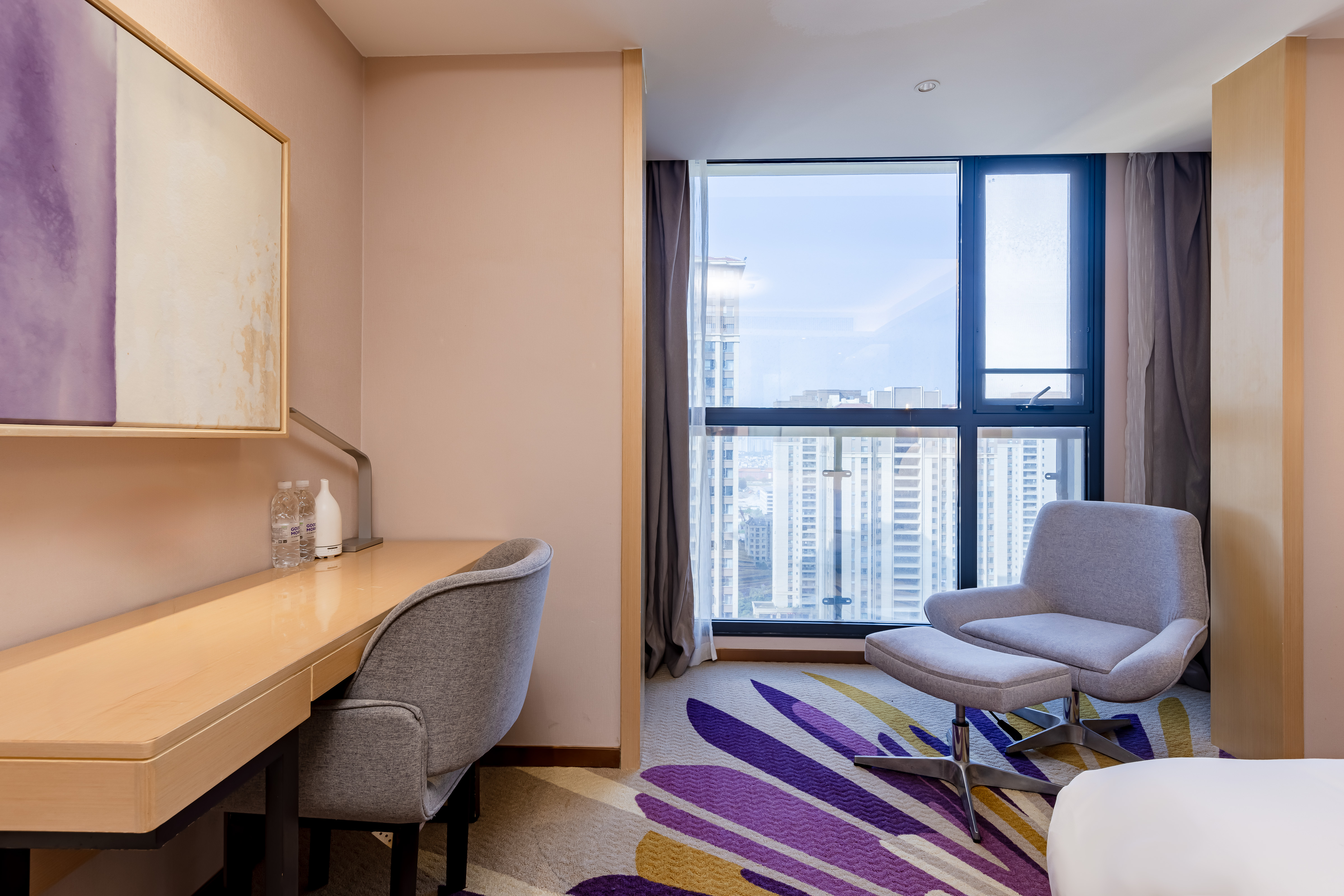 豪华大床房+慕斯床垫 ▏品牌洗浴用品▏迷你小冰箱